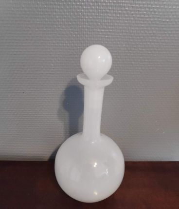 carafe blanche opaline avec bouchon rond
