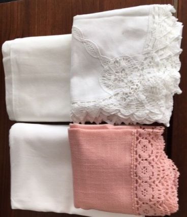 Ensemble 4 nappes et surnappes brodées