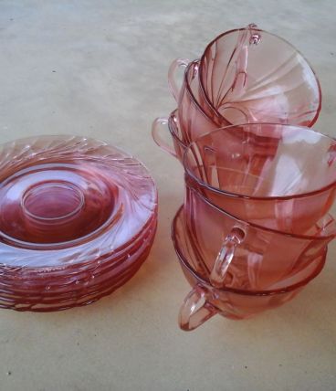 Tasses et sous-tasses roses