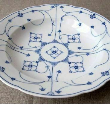 Belle assiette creuse en porcelaine  