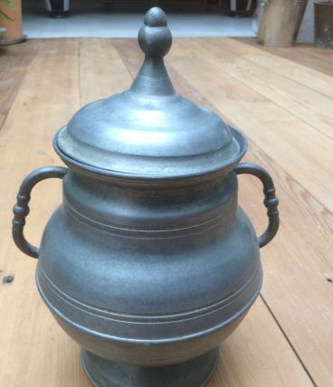 Pot en métal avec couvercle