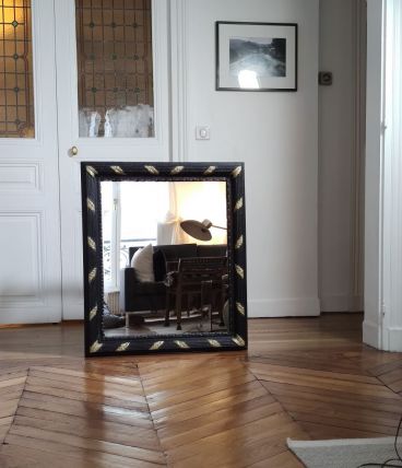 Grand miroir en XX ème siècle résine noire et dorée 