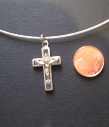 Ancienne petite croix ,en métal blanc(nickel)