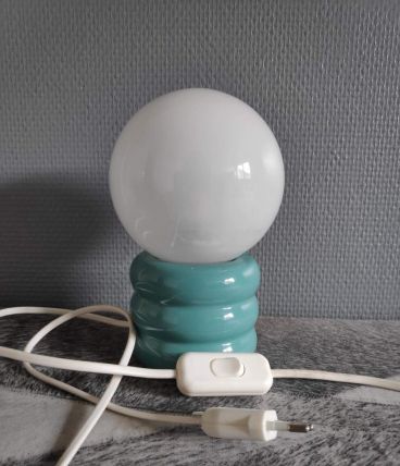 lampe en céramique bleue turquoise et globe opaline blanc