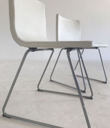 2 chaises métal chromé et simili cuir blanc