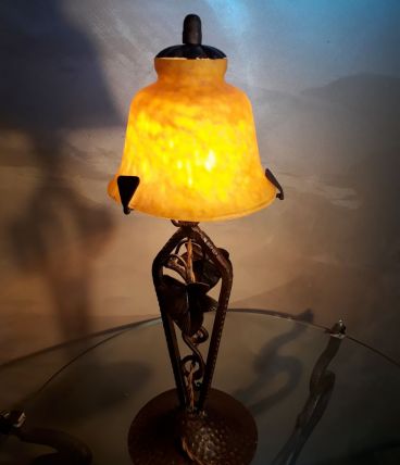 lampe  art deco fer forgèe avec tulipe en pate de verre 1930