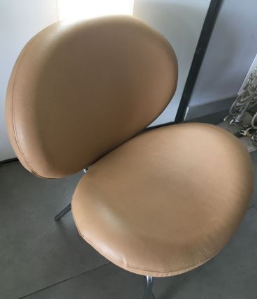 Fauteuil simili cuir beige 