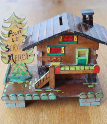 Chalet tirelire en bois années 70