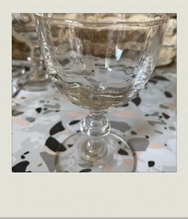 Petits verres à pied facetté, simples et chics.