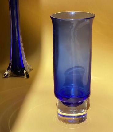Vase en verre bleu