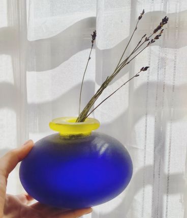 Vase en verre sable bleu