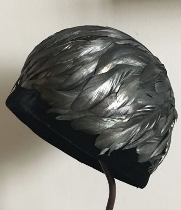 Chapeau cloche à plumes des années 30