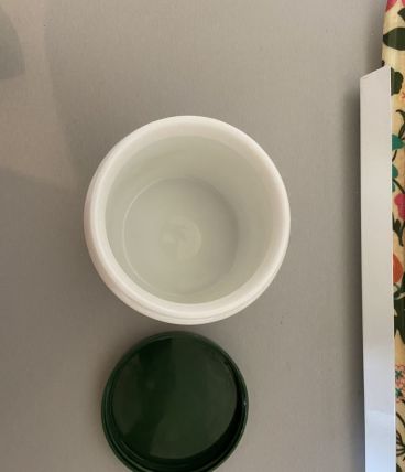 Pot en opaline blanche motifs fruits 