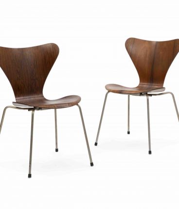 Une paire de chaises à manger Arne Jacobsen