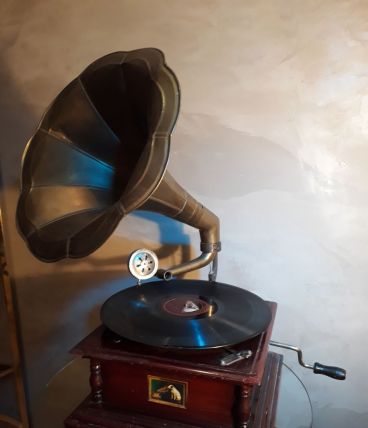 Ancien gramophone  la voix de son maitre avec pavillon en la