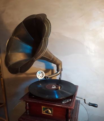 Ancien gramophone  la voix de son maitre avec pavillon en la