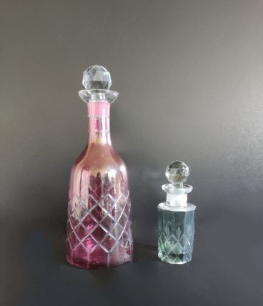 lot de 2 flacons en verre ciselé rose et gris