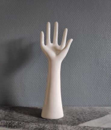 main baguier en céramique blanche