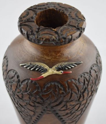 Vase Alsace en bois gravé signé Boli