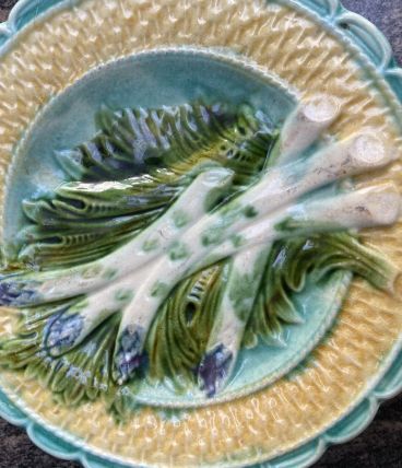 Assiette en barbottine theme asperge