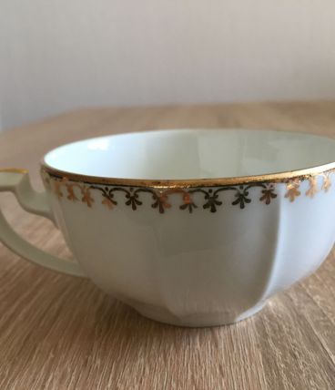  Tasses à café blanches et dorées.