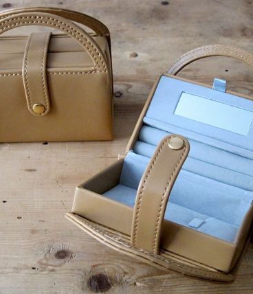  1 Petit sac - Porte-bagues en plastique et feutrine 