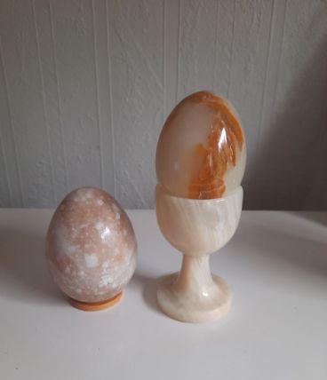 Coquetier et œufs en albâtre 