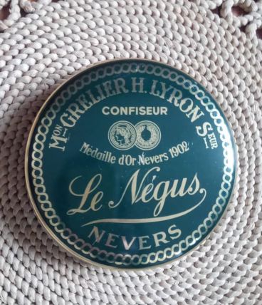 Boite en tôle "Le Négus" de Nevers (confiserie)