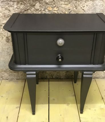 Tables de chevet . Peinte en gris anthracite métallisé.