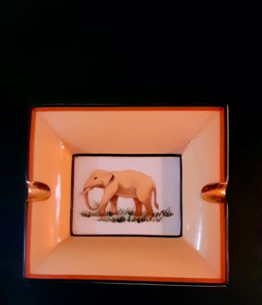 Joli cendrier  porcelaine motif éléphant 
