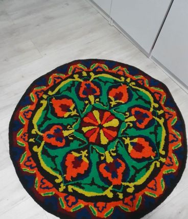 Tapis ethnique rond et coloré en Laine