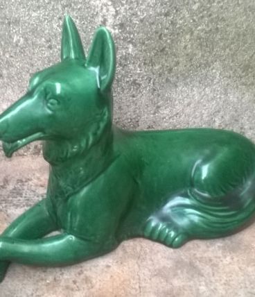Chien en faience verte