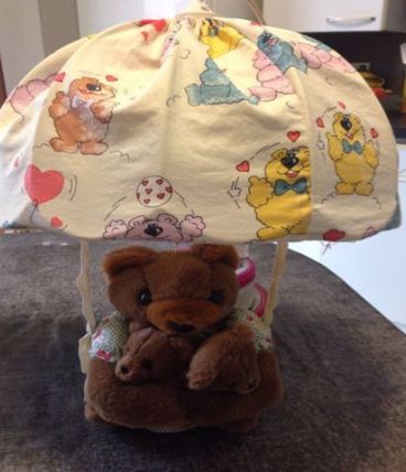 Suspension chambre enfant. Maman ourse tenant ses 2 oursons 