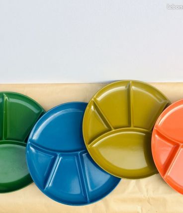 4 assiettes en mélamine vintage