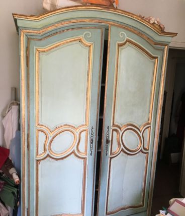 Armoire ancienne style italienne chapeau de gendarme