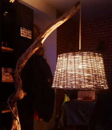 Lampe artisanale en bois flotte