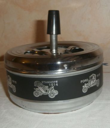 Cendrier à poussoir métal vintage