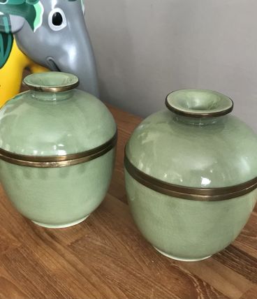 Paire de pots couverts céladon 