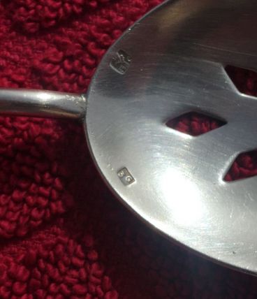 Cuillère à soupoudrer  en métal argenté 1920