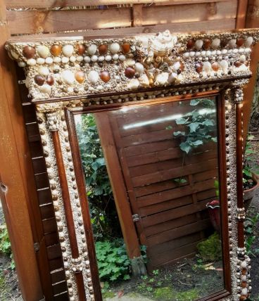 Grand miroir baroque en coquillages 
