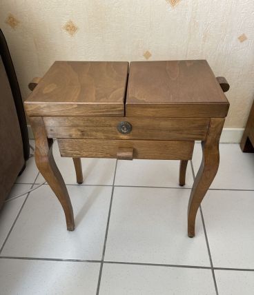 travailleuse  en noyer