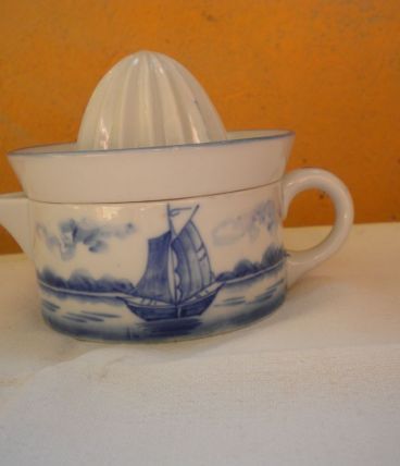 joli presse-citrons vintage en porcelaine