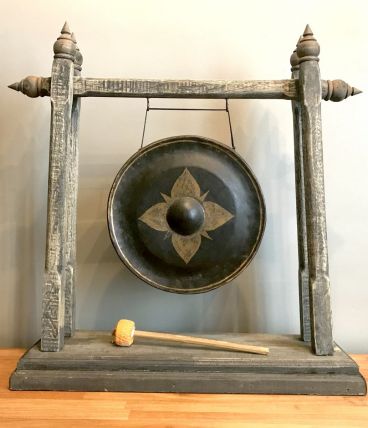 Gong sur portique en bois