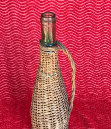 Bouteille habillée d’osier tressé