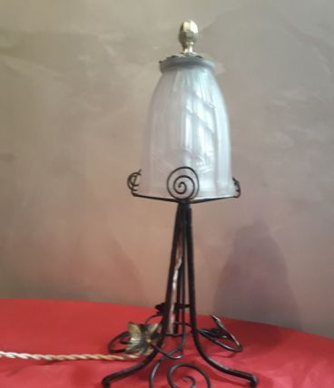 Ancienne lampe en fer forgé avec sa tulipe en verre moulé ar