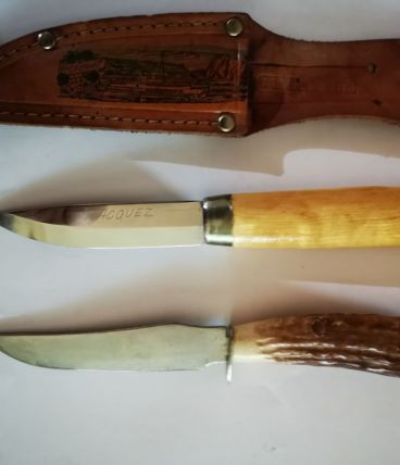 LOT 2 petits couteaux et 1 étui cuir de ceinture 
