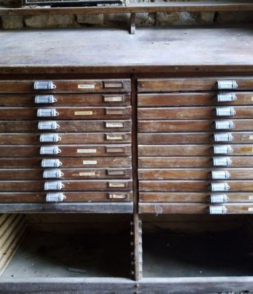 Meuble d'imprimerie avec casses