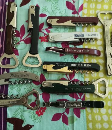 lot 12 canifs tire bouchons décapsuleurs de Bistrot 