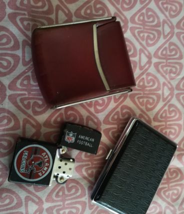 Lot 2 étuis a cigarettes et un briquet 