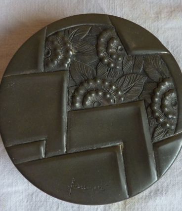 Rare bonbonnière en étain repoussé René Delavan style Art